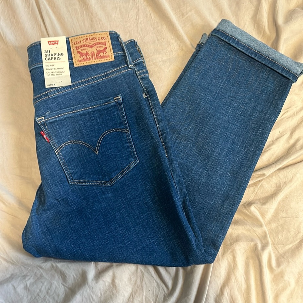 Women’s Levi’s 311 shaping skinny Capri hyper size 6 waist 28
